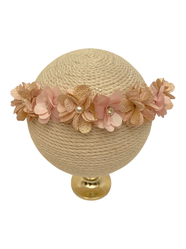 Corona de flores brocadas con listón de tul