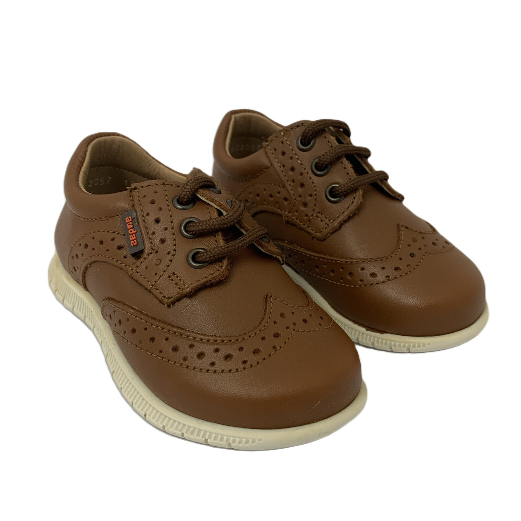 Zapato perforado con cintas