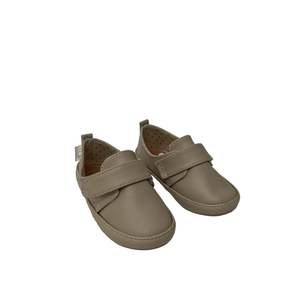 Zapato de piel con velcro