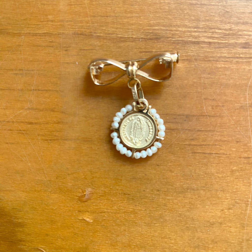 Segurito moño con medalla Virgen Guadalupe perlas