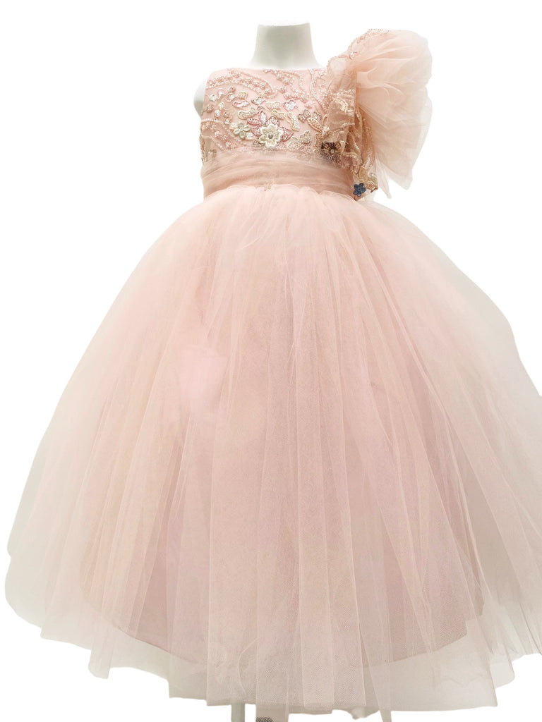 Vestido doble falda tul peto bordado una manga olán