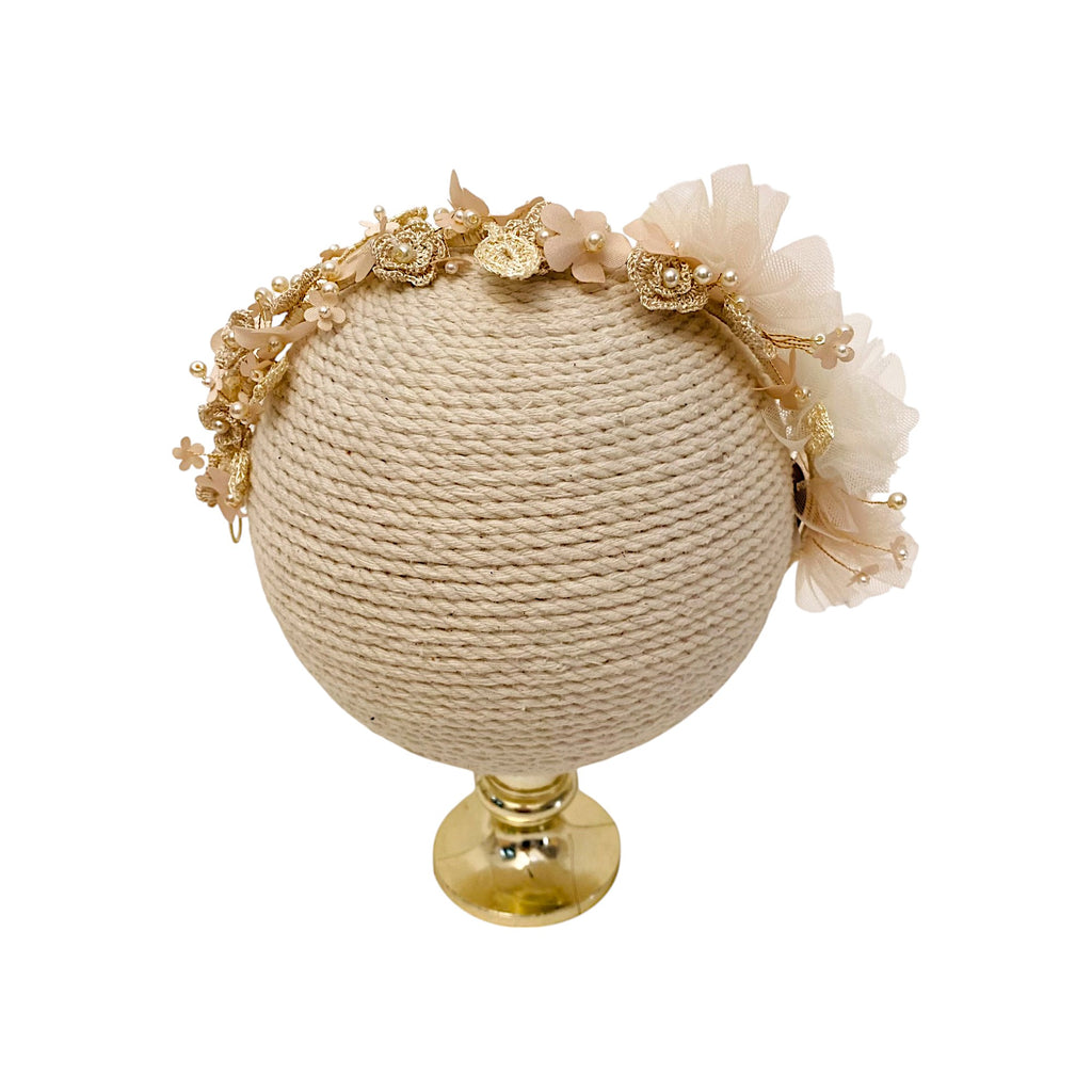 Tocado de flores bordadas y flores de tul