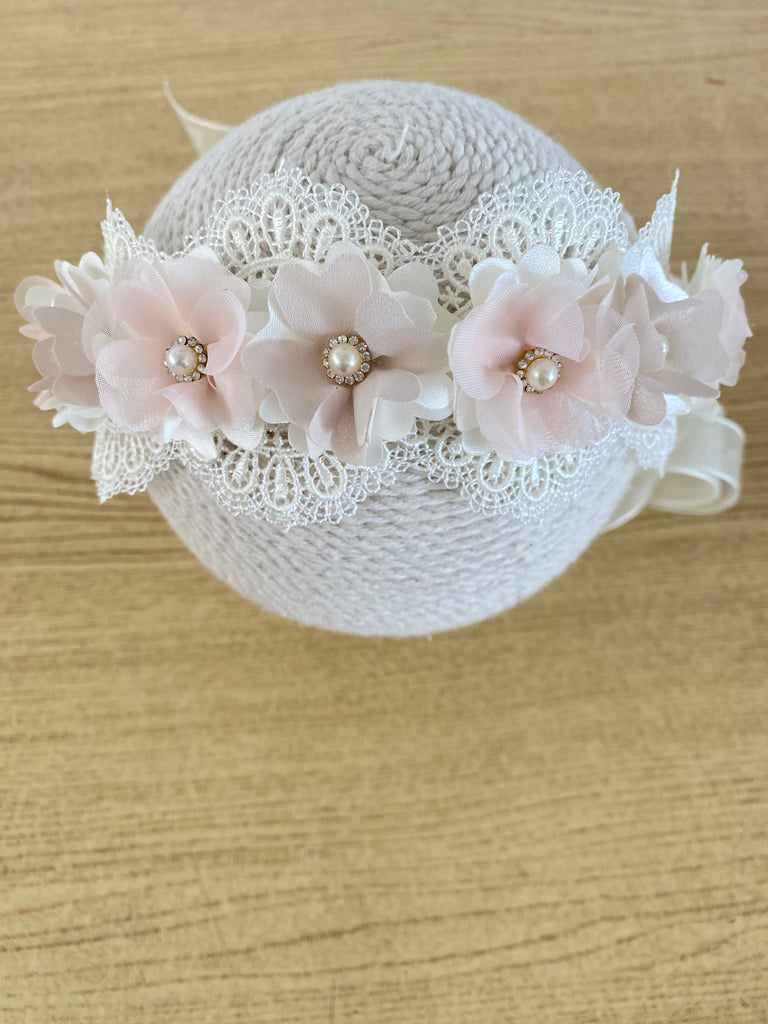 Corona de encaje con flores y moño de listón organza