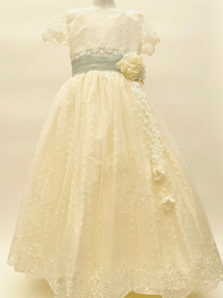 Vestido comunión bordado completo puntos con manga japonesa con borde guipiure