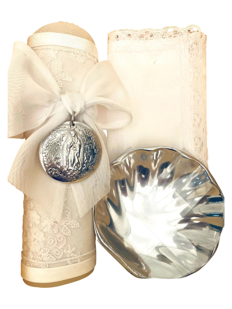 Juego de bautizo bordado con medalla y concha pewter