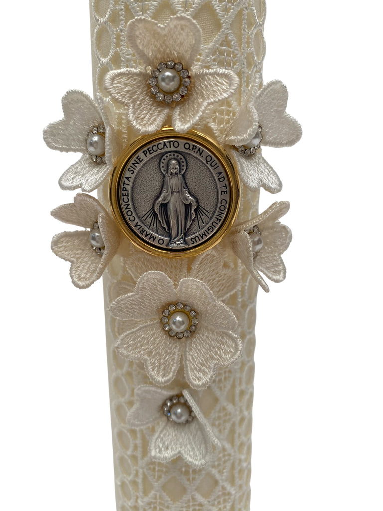 Vela individual bordada con flores y medalla