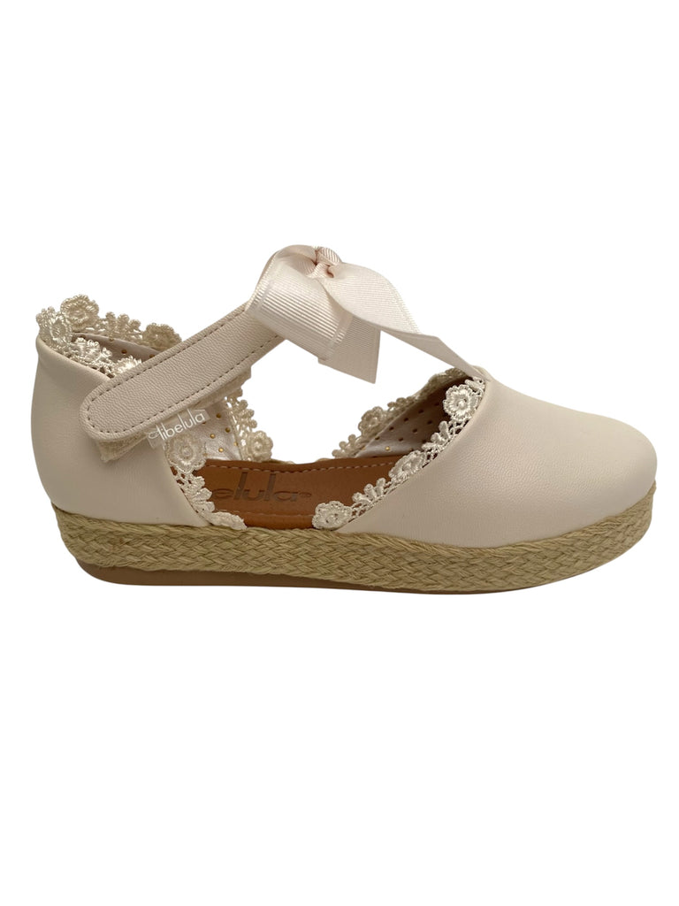 Alpargata de talón cerrado con detalle de encaje