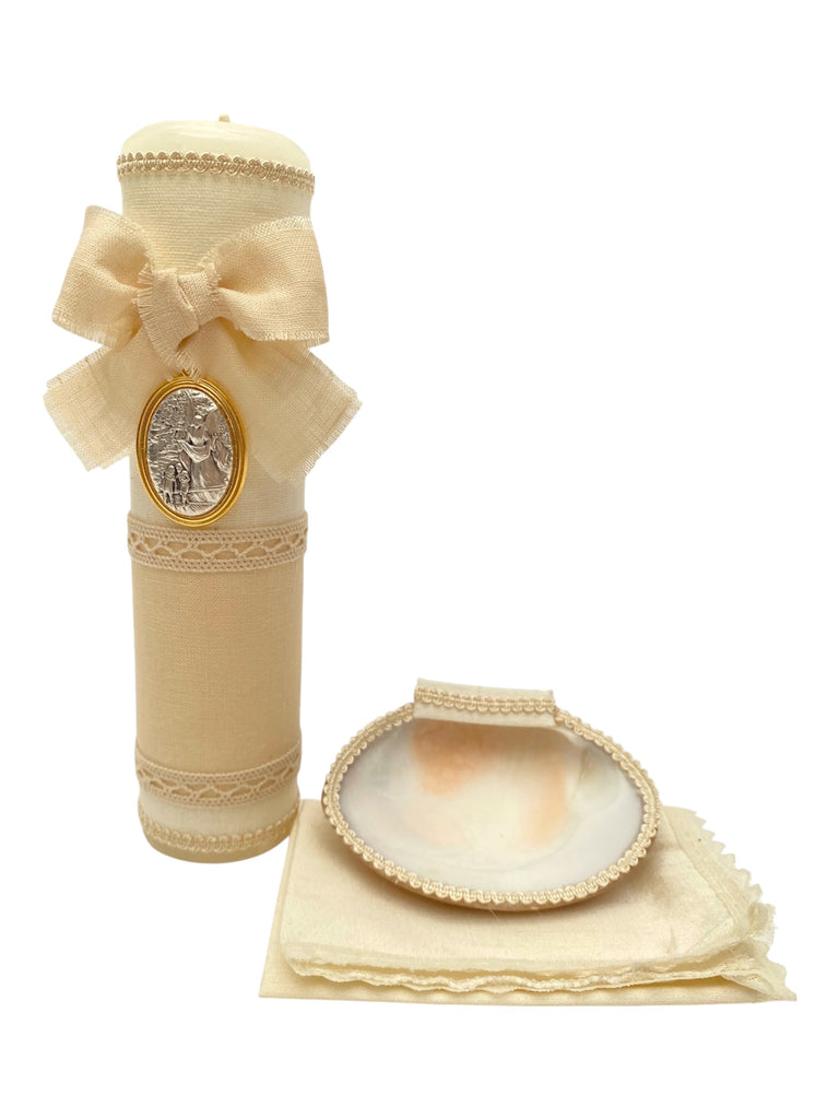 Juego de bautizo forrado de lino con tira de bolillo y medalla