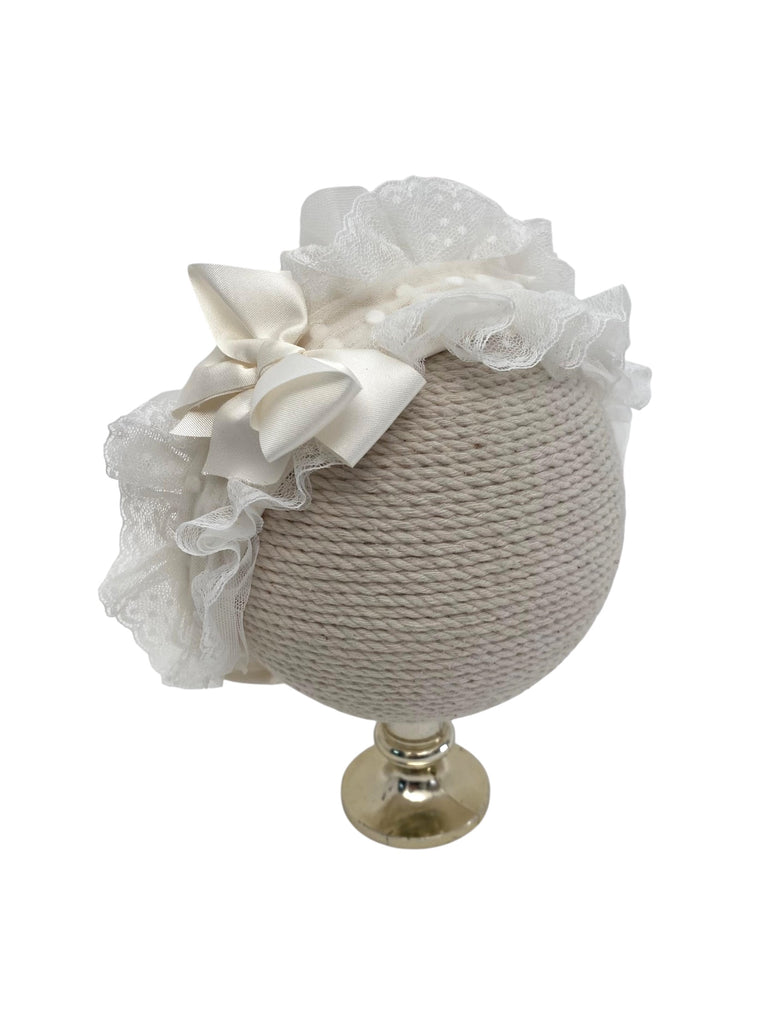 Tiara de encaje con listón satinado
