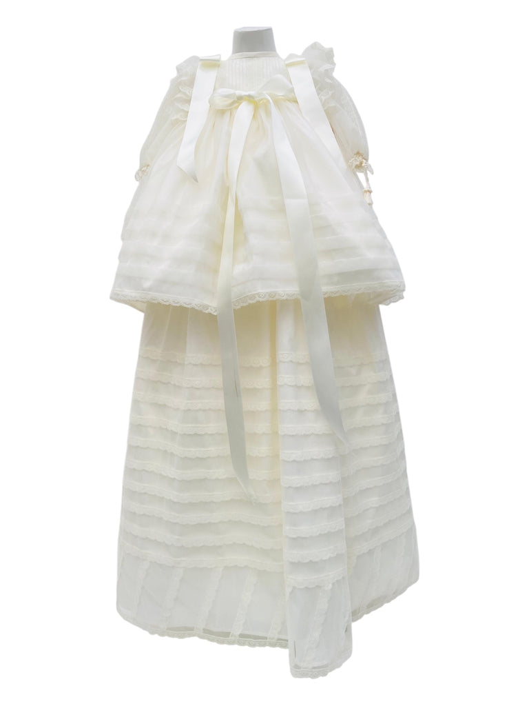 Ropón desmontable de organza y tiras bordadas