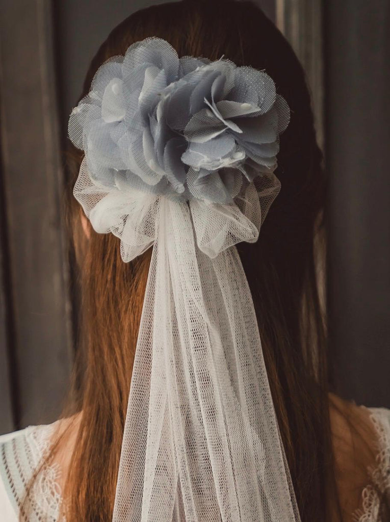 Peineta de flores con tul colgante