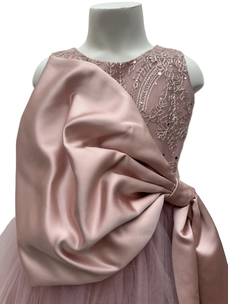 Vestido bordado con moño de satín