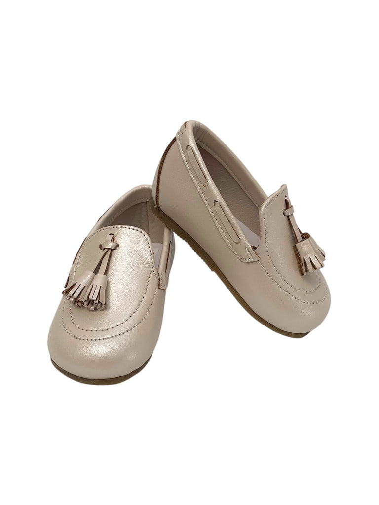 Zapatito tipo mocasín con motita