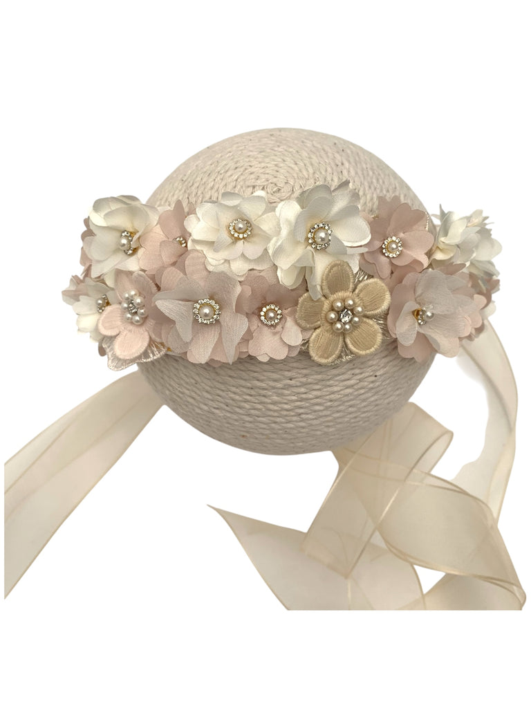 Corona flores con centro perlitas y moño de listón organza