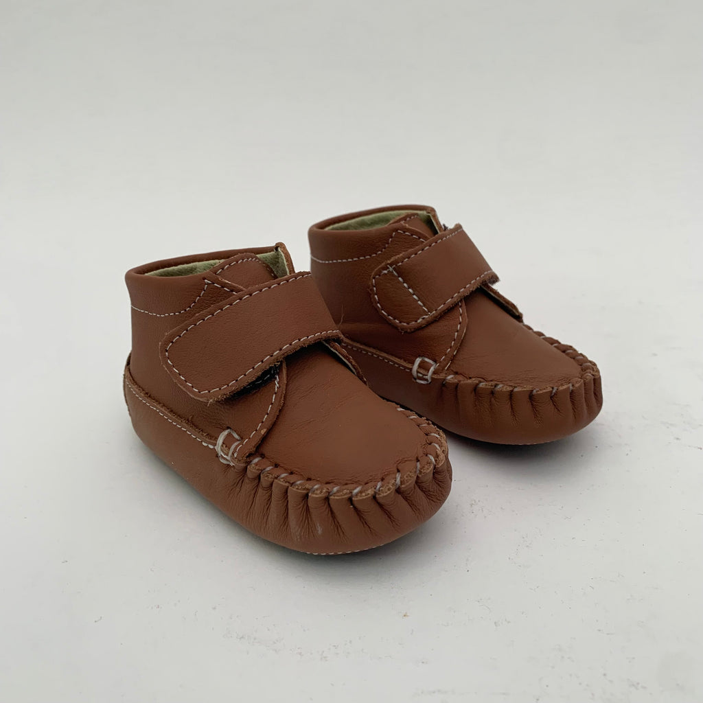 Botita tipo mocasín con velcro