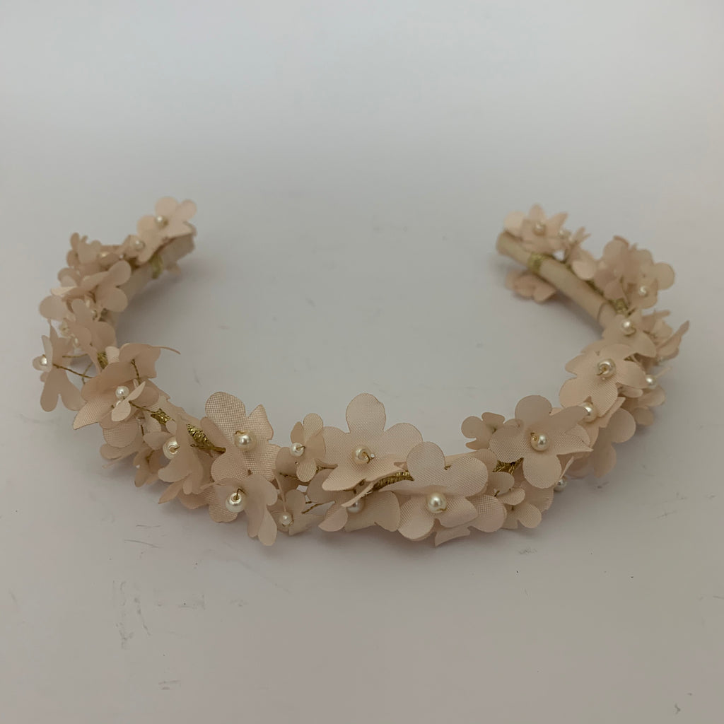 Media corona con mini flores y perlitas