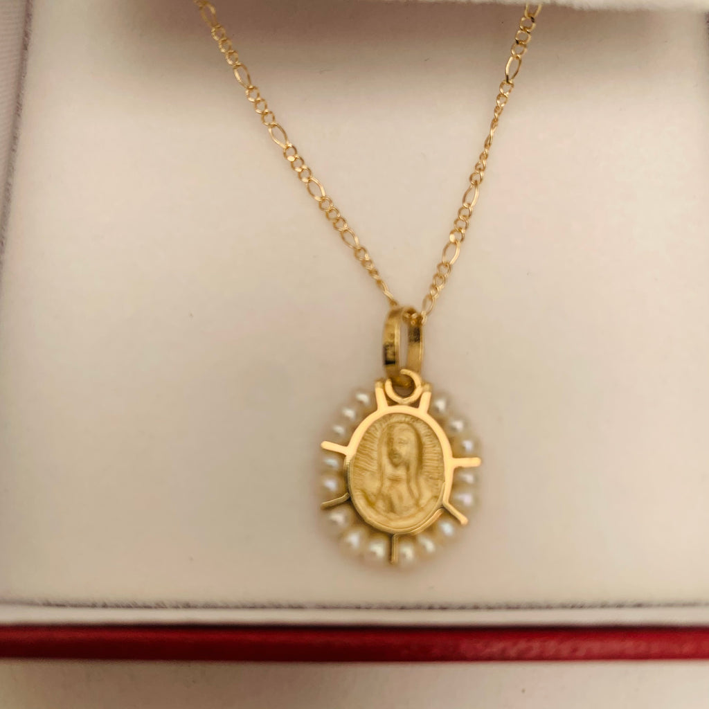 Medalla con cadena 14k con virgen oval y perlas